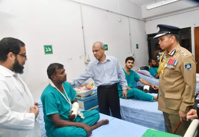 রাজারবাগ পুলিশ লাইন্স হাসপাতালে ছাত্র আন্দোলনের সময় আহত পুলিশ সদস্যদের খোঁজ খবর নেন স্বরাষ্ট্র উপদেষ্টা