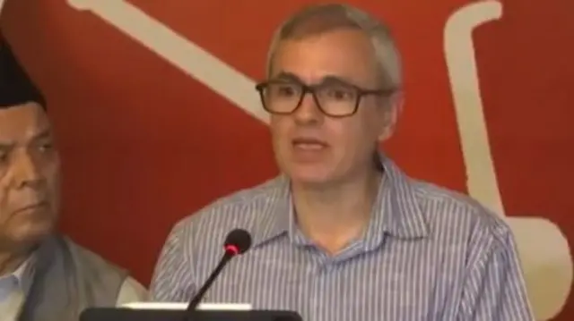 घोषणापत्र जारी करते हुए उमर अब्दुल्ला.