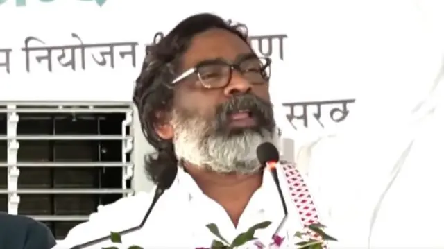 गोड्डा में सरकारी कार्यक्रम के दौरान हेमंत सोरेन