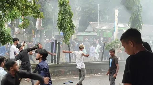 সিলেটে ছাত্রদের ওপর টিয়ারশেল ও সাউন্ড গ্রেনেড ছোড়া হয়