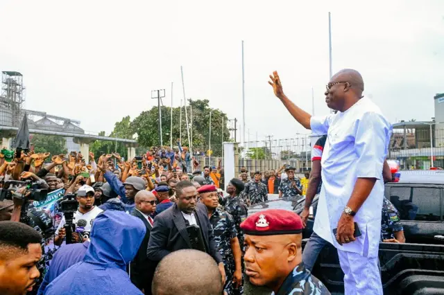 Rivers govnor Siminalayi Fubara address protesters