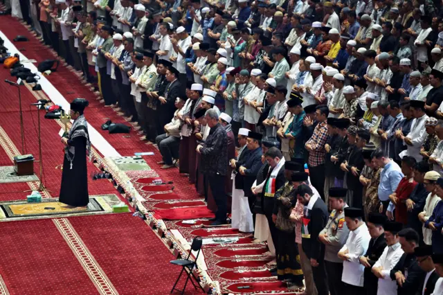 مراسم نماز و عزاداری برای اسماعیل هنیه در مسجد استقلال جاکارتا اندونزی