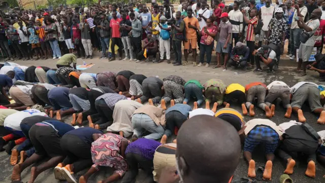 Awọn oluwọde kan n kirun Jumat nibi iwọde ni agbegbe Ọjọta niluu Eko lọjọ Ẹti.