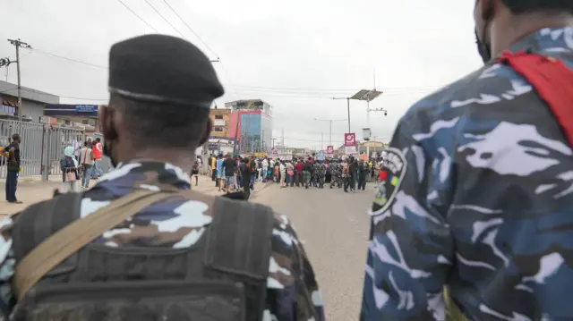 Awọn agbofinro n wo awọn oluwọde lọọkan