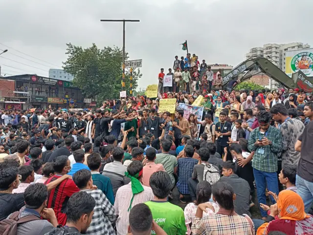 ইসিবি চত্বরে শিক্ষার্থীরা