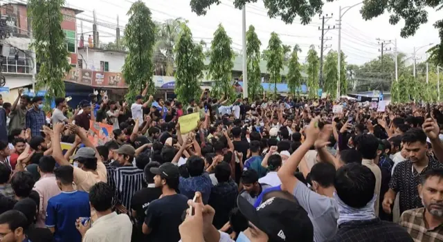 বিশ্ববিদ্যালয়ের সামনে জড়ো হন শিক্ষার্থীরা