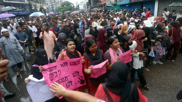 চট্টগ্রামে মিছিলে আন্দোলনকারীরা