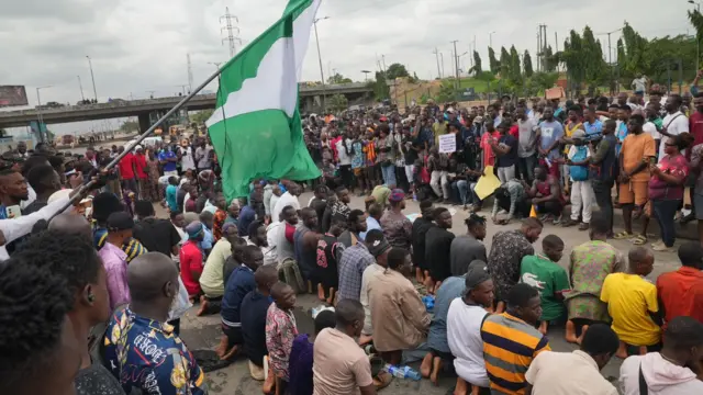 Awọn oluwọde kan n kirun Jumat nibi iwọde ni agbegbe Ọjọta niluu Eko lọjọ Ẹti.