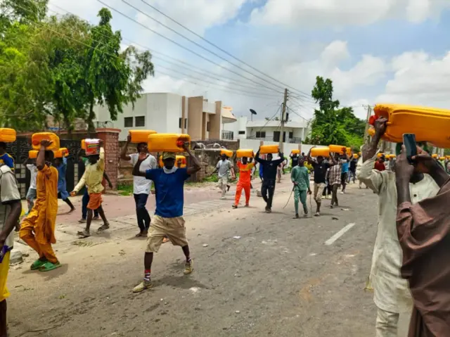 Ndị mmadụ wakporo ogige NCC ma kwara ngwa nri dị ebe ahụ na Kano steeti ụnyaahụ