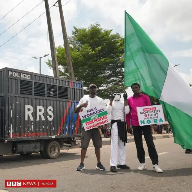 Awọn oluwọde kan pẹlu aṣia Naijiria nibi iwọde ni agbegbe Ọjọta niluu Eko lọjọ Ẹti.