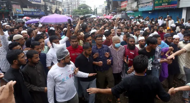 চট্টগ্রামে মিছিলে আন্দোলনকারীরা