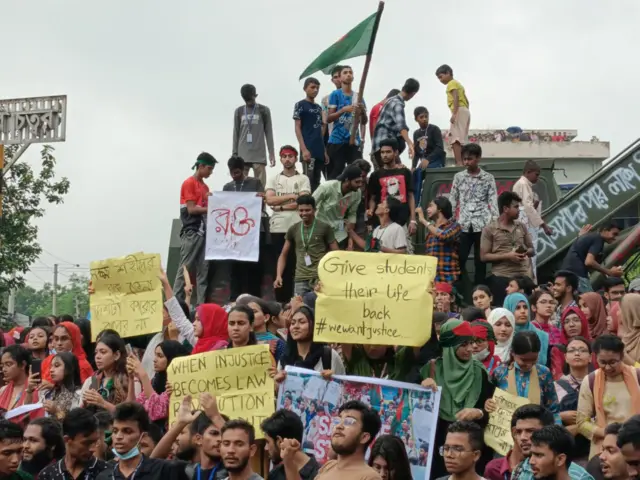 ইসিবি চত্বরে শিক্ষার্থীরা