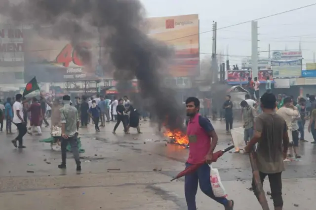খুলনার জিরো পয়েন্টে পুলিশের সাথে আন্দোলনকারীদের সংঘর্ষ বাঁধে