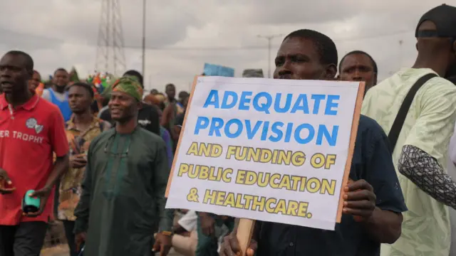 Awọn oluwọde gbe patako alakọle dani nibi iwọde ni agbegbe Ọjọta niluu Eko lọjọ Ẹti.