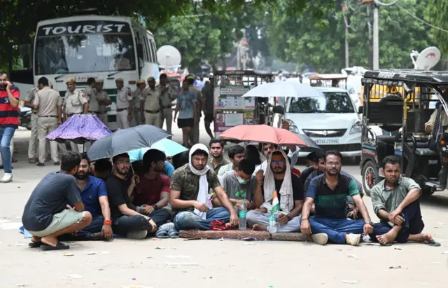 घटना के विरोध में दिल्ली में छात्रों का धरना-प्रदर्शन जारी है