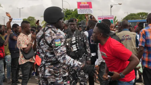 Awọn oluwọde nibi iwọde ni agbegbe Ọjọta niluu Eko lọjọ Ẹti.