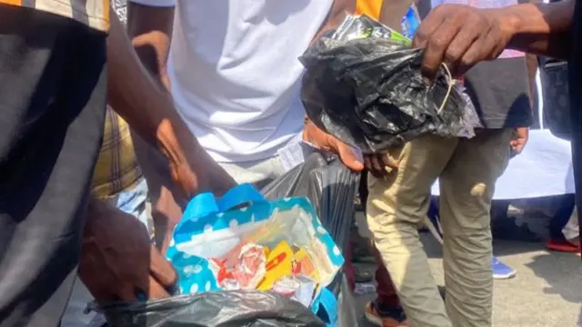 Pipo dey pick used items for ground