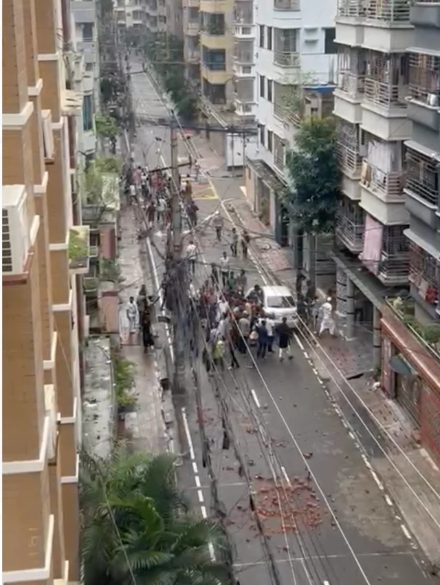 গলির ভেতরে হেলমেট পরিহিত ব্যক্তিরা