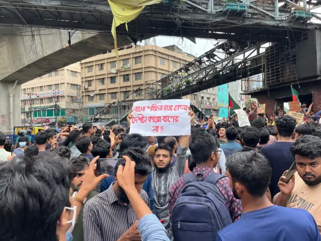 মিরপুর-১০'এ বিক্ষোভকারীরা