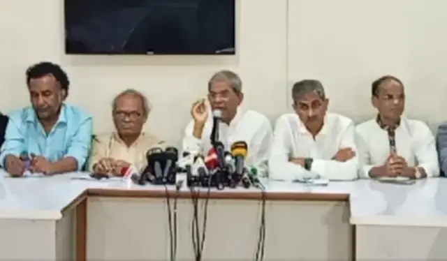 সংবাদ সম্মেলনে কথা বলছেন বিএনপি মহাসচিব মির্জা ফখরুল ইসলাম আলমগীর