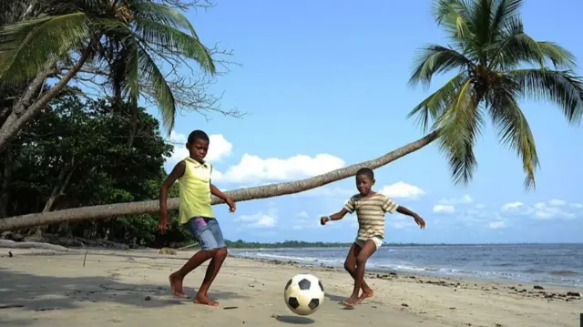 Onyeisiala Gabon akwụsịla ndị ọchịchị ịga ezumiike na mba ofesi