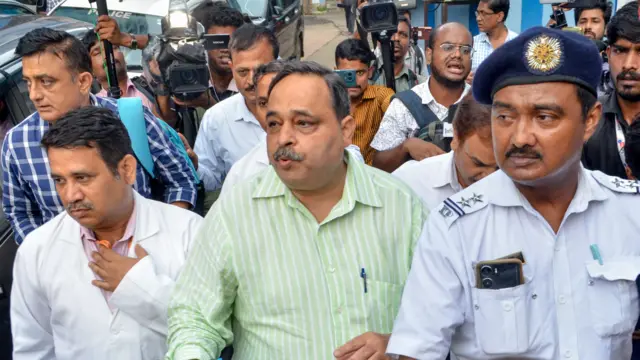 आरजी कर मेडिकल कॉलेज में दाख़िल होती सीबीआई टीम
