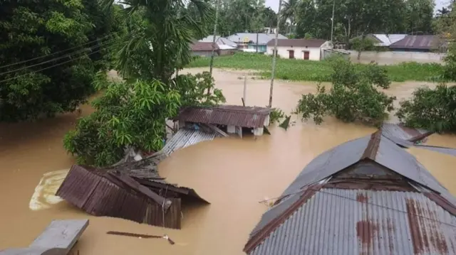 বন্যার পানিতে ডুবে যাওয়া ঘরবাড়ি