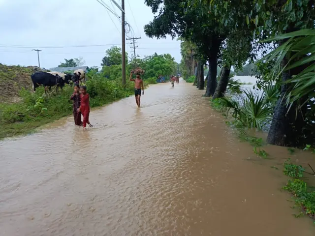 নিরাপদ আশ্রয়ের খোঁজে যাচ্ছেন কুমিল্লার মানুষ