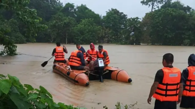 ত্রিপুরার বন্যার্তদেরকে উদ্ধার করা হচ্ছে