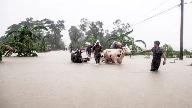 बांग्लादेश में आई बाढ़ के दृश्य