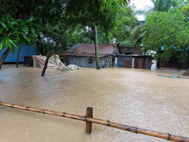 কুমিল্লার বিভিন্ন গ্রামের বাড়িঘর বন্যার পানিতে তলিয়ে গেছে