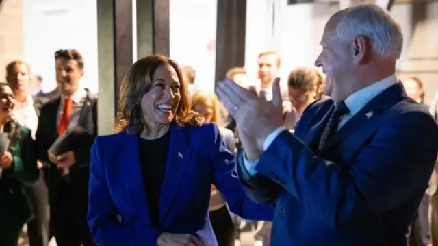 Kamala Harris na Tim Walz
