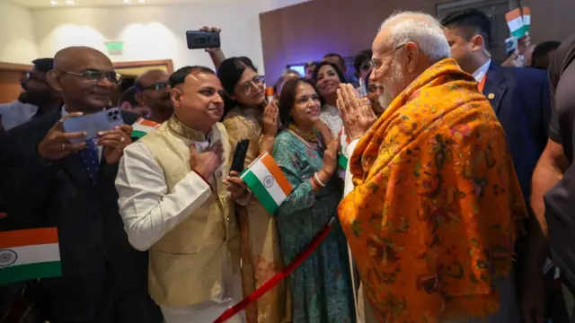 किएव में भारतीयों के साथ प्रधानमंत्री नरेंद्र मोदी