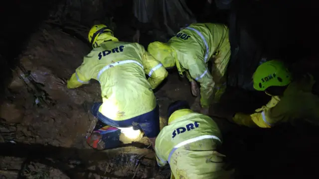 रेस्क्यू अभियान चलाते हुए एसडीआरएफ़ के कर्मी