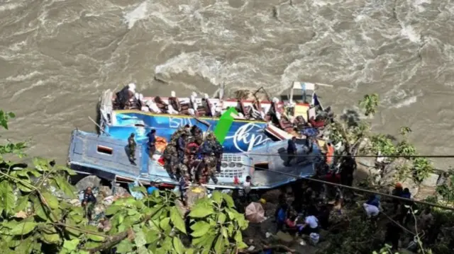 नेपाल में बस हादसे के बाद चलाया जा रहा राहत और बचाव कार्य