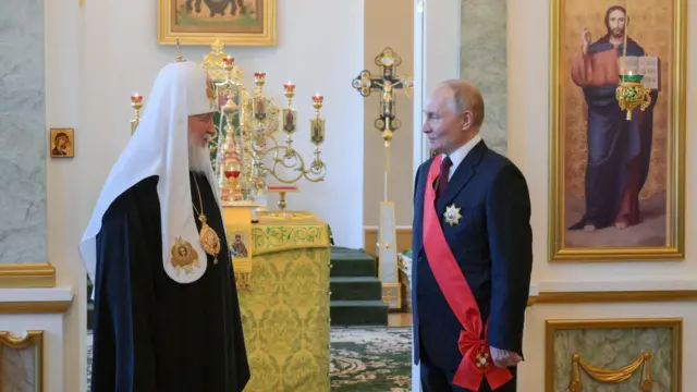 Патриарх Кирилл вручает Владимиру Путину церковный орден 28 июня 2024 года