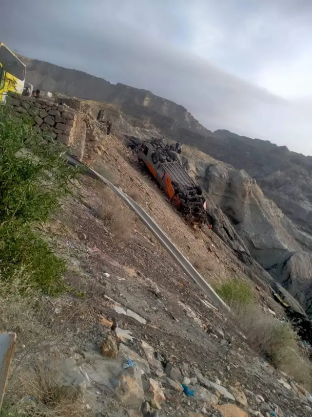 لسبیلہ: مکران کوسٹل ہائی وے پر پاکستانی زائرین کی بس کھائی میں جا گِری، 10 افراد ہلاک