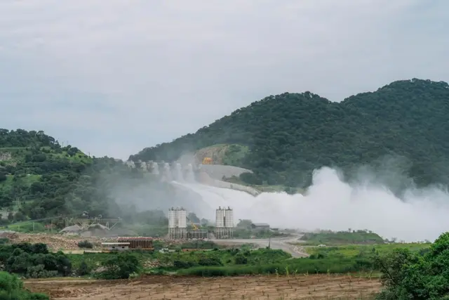 Hidhi haaromsaa bishaan guutee akka gadhiisuuf balballi gargaaru- Spillways  hojii eegale