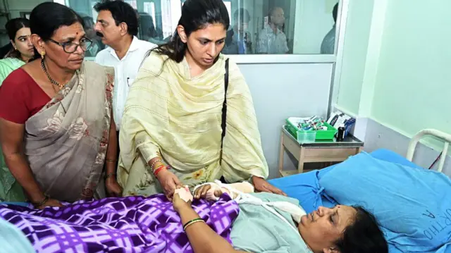 नेपाल बस हादसे के पीड़ितों से मुलाकात करतीं रक्षा खडसे