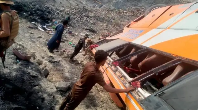 لسبیلہ: مکران کوسٹل ہائی وے پر پاکستانی زائرین کی بس کھائی میں جا گِری، 10 افراد ہلاک