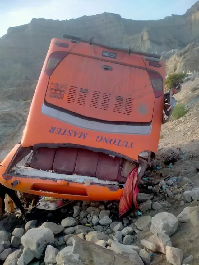 مکران کوسٹل ہائی وے پر پاکستانی زائرین کی بس کھائی میں جا گِری، 10 افراد ہلاک