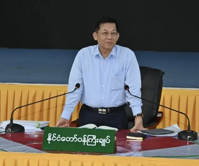စစ်ခေါင်းဆောင် ဗိုလ်ချုပ်မှူးကြီးမင်းအောင်လှိုင်