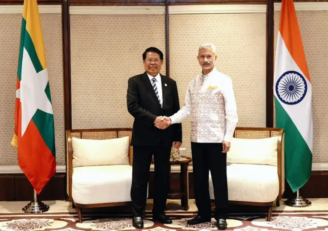 စစ်ကောင်စီနိုင်ငံခြားရေးဝန်ကြီး ဦးသန်းဆွေ(ဝဲ)နဲ့ အိန္ဒိယနိုင်ငံခြားရေးဝန်ကြီးတို့ ဇူလိုင်လတုန်းက ကျင်းပတဲ့ BIMSTEC နိုင်ငံခြားရေးဝန်ကြီးများအစည်းအဝေးမှာ သီးခြားတွေ့ဆုံမှု