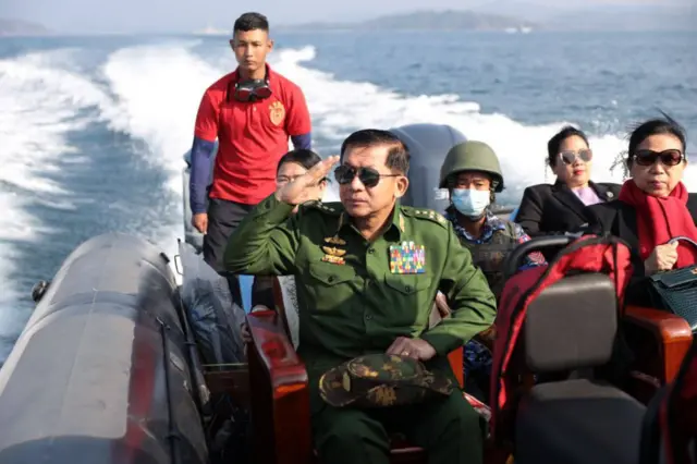 စစ်တပ်ရဲ့ ရေတပ်ပင်မရေငုပ်နဲ့ ဆယ်ယူရေးတပ်(မောင်ရွှေလေးရေတပ်)ကို စစ်ခေါင်းဆာင်သွားရောက်ခဲ့စဥ် (ပုံဟောင်း)