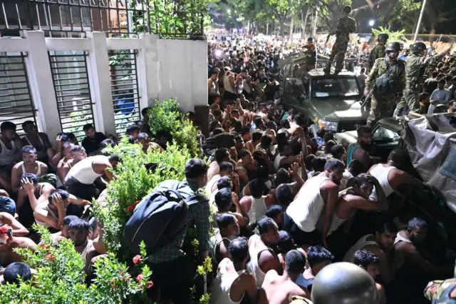 সংঘর্ষের পর পরিস্থিতি নিয়ন্ত্রণে আনে সেনা সদস্যরা