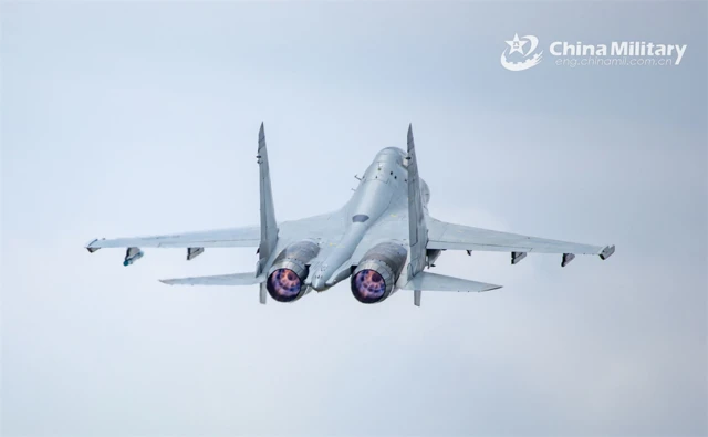 တရုတ် စစ်ရေးလေ့ကျင့်မှုမှာဝင်နေတဲ့ တရုတ်စစ်တပ် တိုက်လေယာဥ် တစ်စင်း