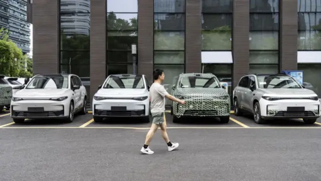 कनाडा चीन के इलेक्ट्रिक वाहनों पर 100 फीसदी टैरिफ़ लगाएगा