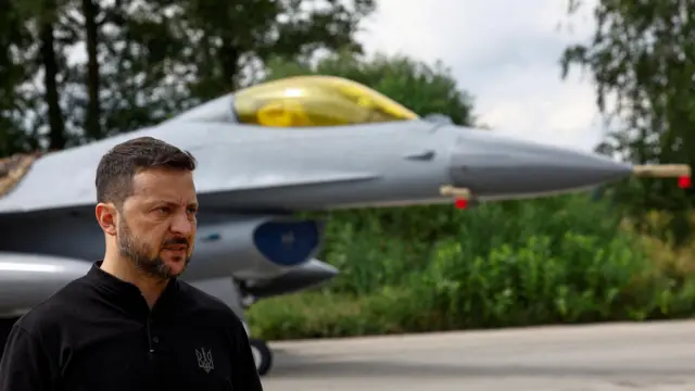 Владимир Зеленский на фоне истребителя F-16 в нераскрываемом месте в Украине 4 августа