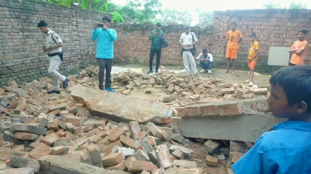 दीवार का मलबा