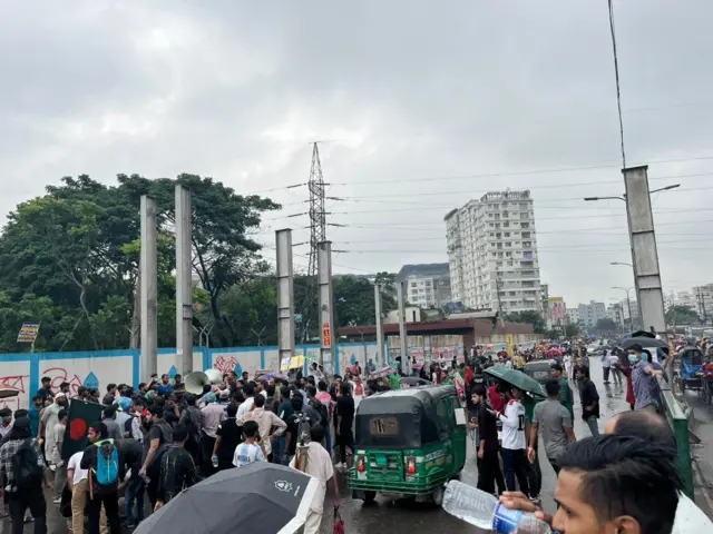 রামপুরা-বাড্ডা-বনশ্রী সড়কে বিক্ষোভকারীরা